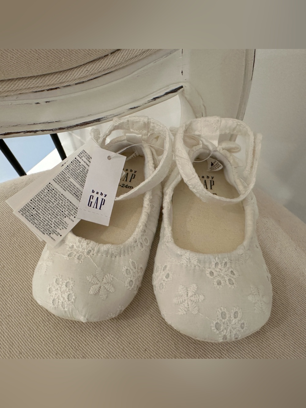 🦢 18~24 Mth GAP white Floral Embroidered Eyelet Baby Mary Jane Shoes With Bows